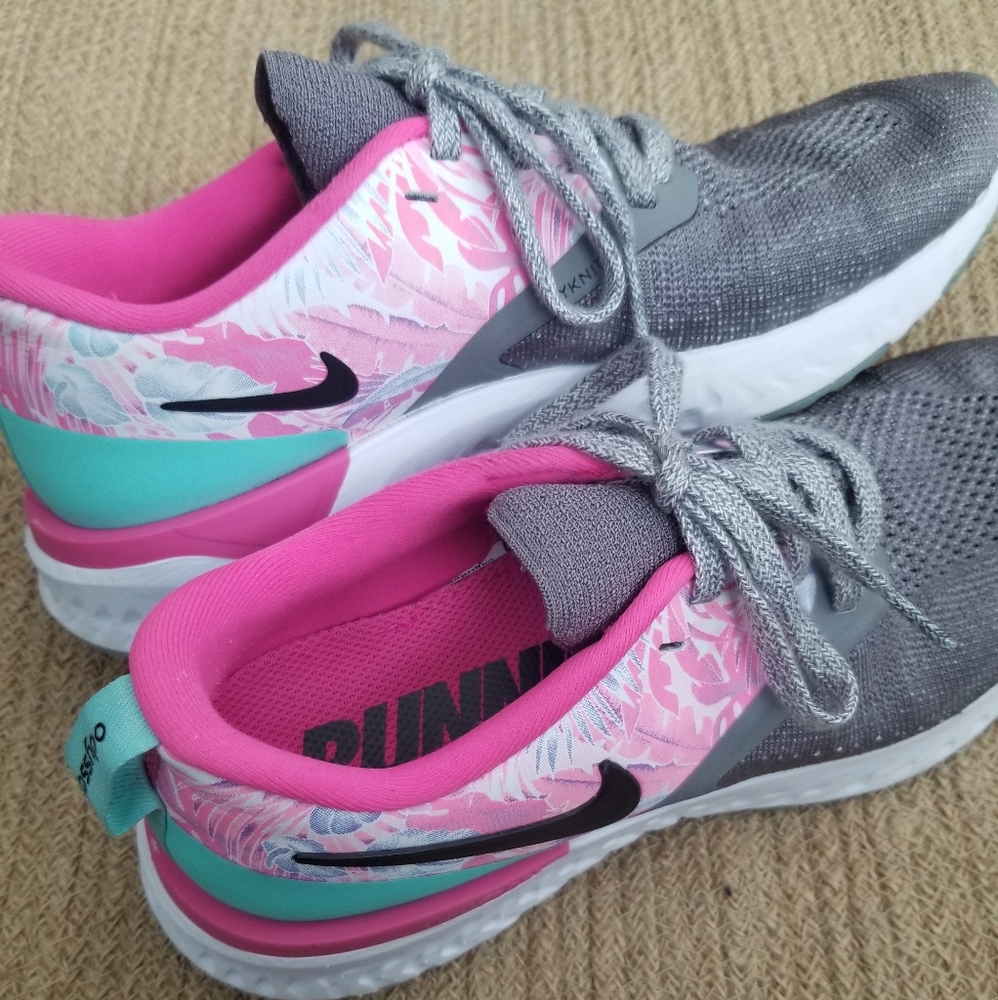 Euc- Nike Flyknit Odyssey React Running Sneakers - image 4